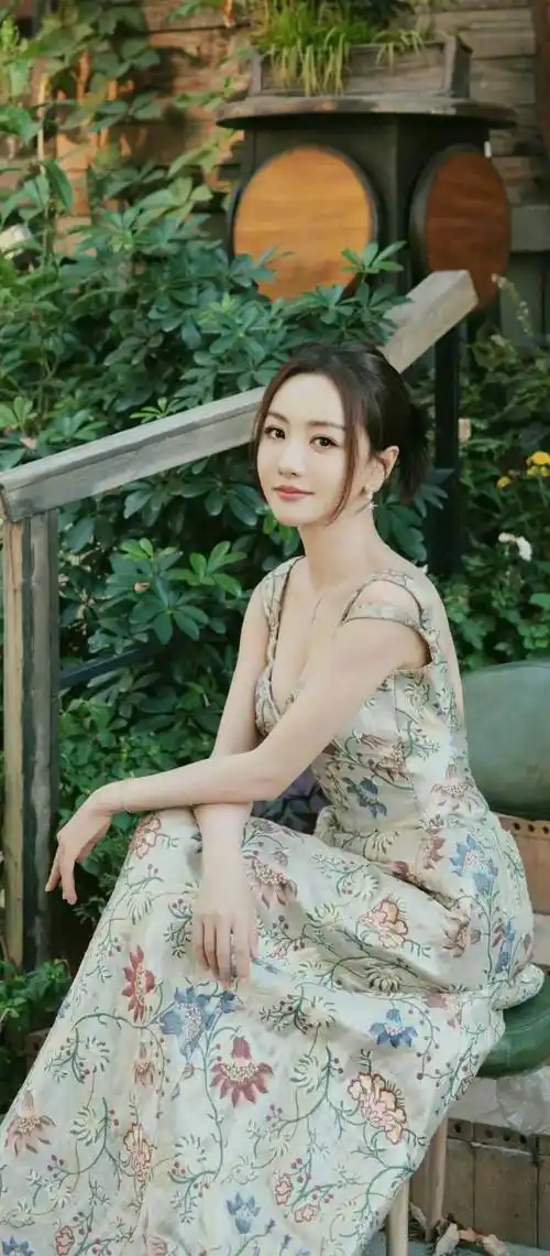 【杨蓉性感活动美图】深v鲜花裙,典雅的东方美,温婉的花仙子_时尚