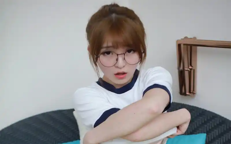 > 体操服美女性感私房高清桌面壁纸(2560x1600)