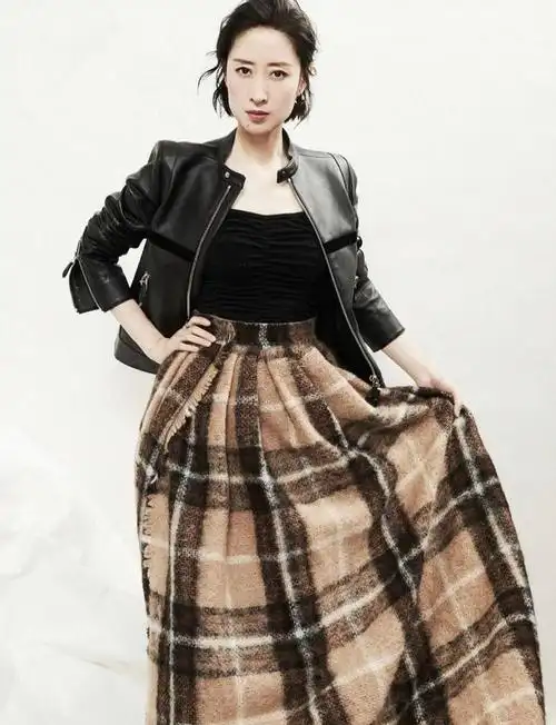 刘敏涛穿皮衣素颜走机场眉毛稀疏五官却精致45岁该有的样子