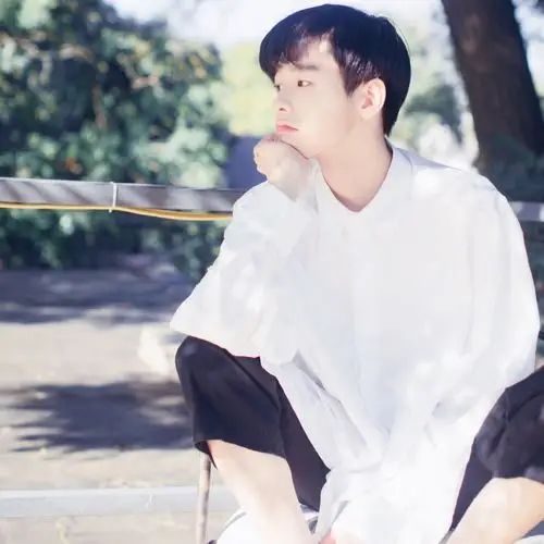 野洵 净男 白衬衫