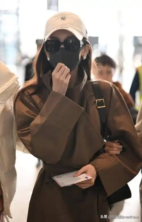 古力娜扎现身上海机场风衣搭配棒球帽潇洒松弛