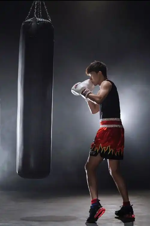 备战巡演努力锻炼的张杰超话身穿拳击训练服,姿势到位,肌肉吸晴,是对