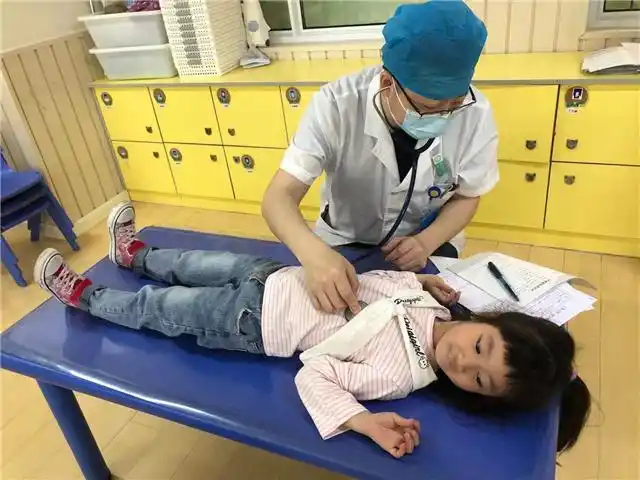 香溢紫郡幼勇敢小萌娃记香溢紫郡幼儿园小朋友体检活动