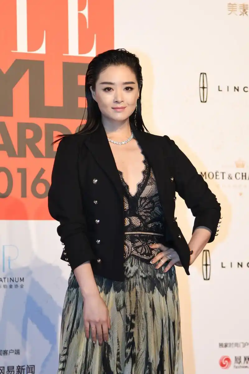 蒋欣"多肉"也不藏着,西装配深v裙透视感十足,一身贵妇气息