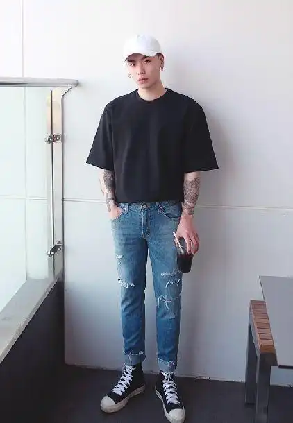 40,50岁的男人,不敢穿破洞牛仔裤了?夏日这样搭,造型时髦得体