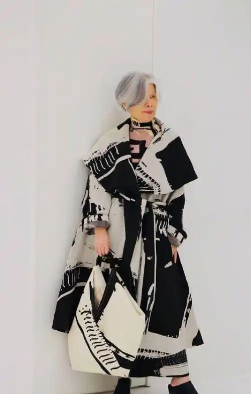 周杰伦罕见同框方文山!穿黑衣难掩身材发福,叶惠美优雅又时髦