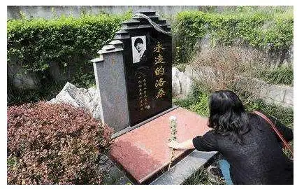 后来很多张国荣的歌迷在祭拜偶像的时候,也会顺便到洛桑的墓碑旁献上