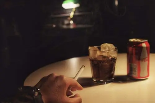 此时的我正坐在等待戈多的咖啡馆,手里拿着一根烟,老板坐在我的对面:"