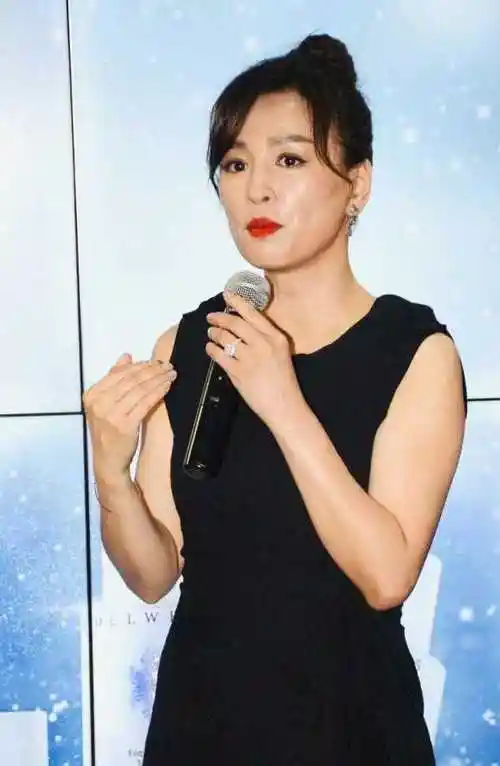 50岁张庭无滤镜好抗打,一袭无袖裙配丸子头,皮肤状态好极了_感觉