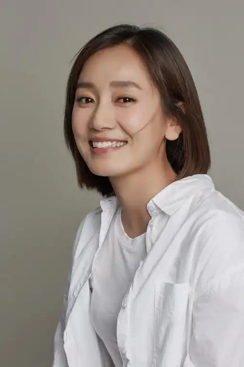 邻家女孩!董晴白衬衫写真曝光清新自然