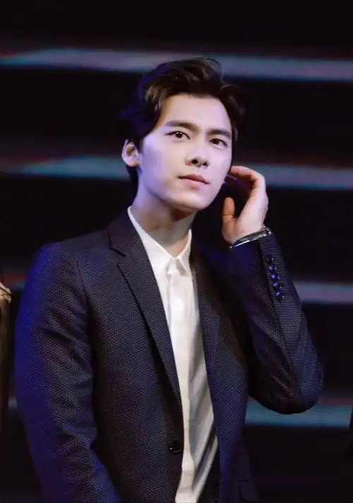 李易峰过得挺好的近照热议戴墨镜成路人目前已婚定居外国