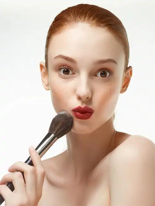 美女模特脸上的化妆粉