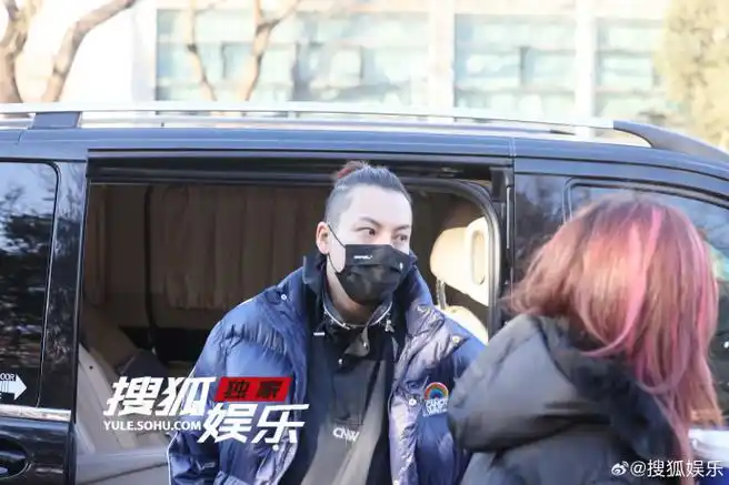 春晚彩排#@william威廉陈伟霆今日现身央视春晚彩排,小揪揪发型很潮