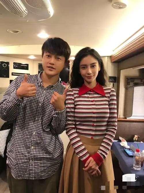 杨颖和路人合影,穿条纹和半身裙,真的是美丽动人|杨颖|半身裙|条纹