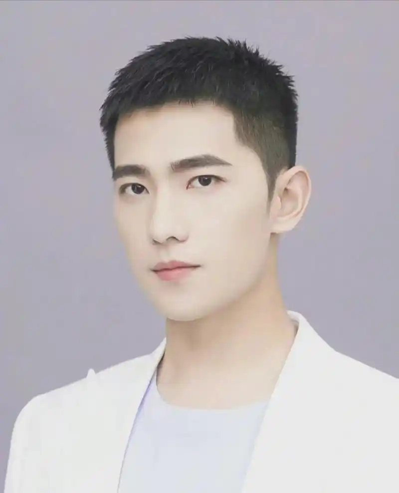 杨洋的寸头干净阳光利落,衬得整个五官轮廓更加分明!