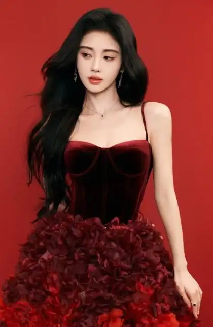 鞠婧祎身着红色吊带礼服写真曝光,雪白肌肤,魅惑眼神,好美!