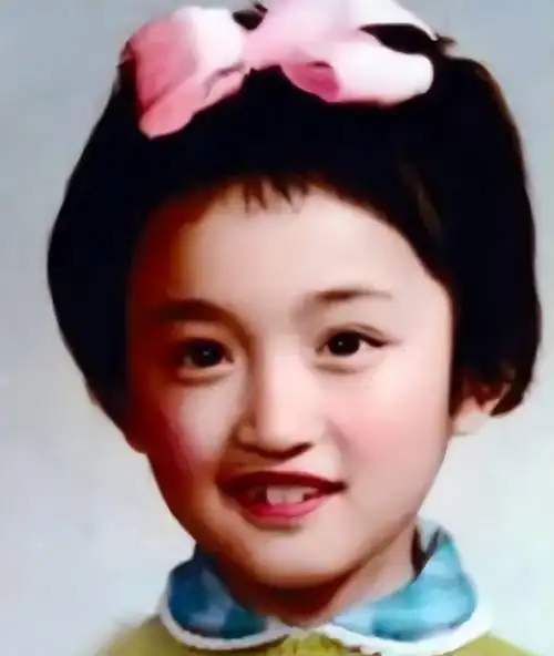 当他去世的时候,母亲已经怀有几个月的身孕,杨钰莹就是这个遗腹子