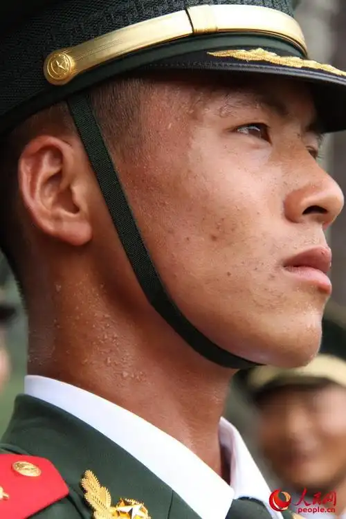 担负的是神圣使命,流下的是辛勤汗水.