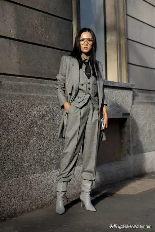 灰色裤子配什么上衣女生灰色运动裤的搭配