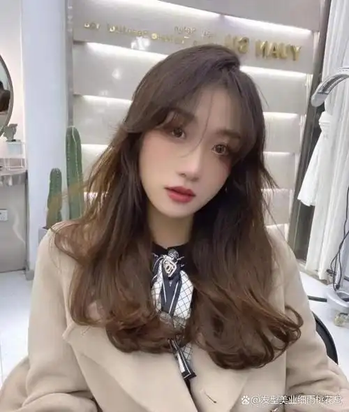 气垫烫相比一般的烫小卷或者蛋卷头烫发,更显年轻,有小卷烫显发量的