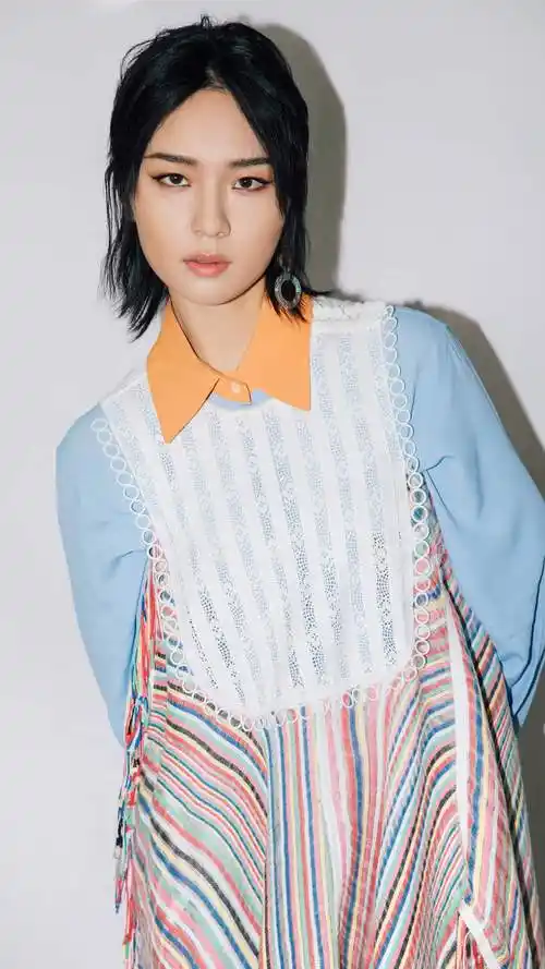 高清湖南长沙美女周笔畅黑色古典优雅写真图片图片