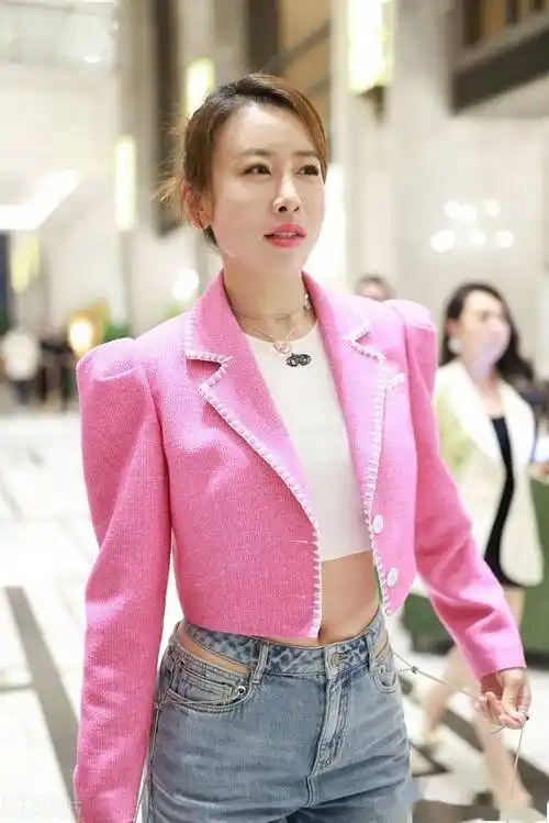 毛俊杰现身上海时装周秀,粉色露脐上衣牛仔裤清新时尚_毛俊杰_粉色