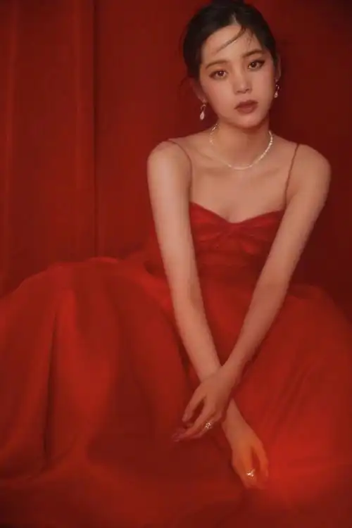 欧阳娜娜酒红色一字肩礼服裙,小仙女轻熟风,美得让人挪不开眼!