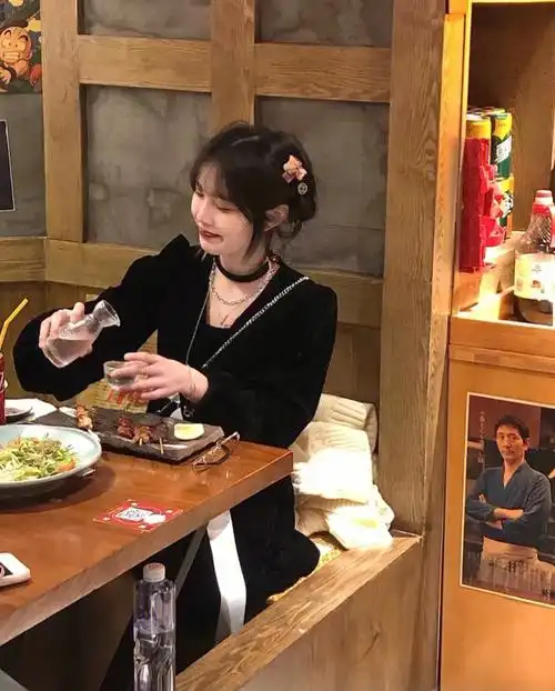 女孩子嘛 当然要穿的漂漂亮亮吃饭约会呀