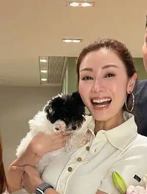 52岁李嘉欣提前庆生红光满面贵气十足价值不菲的腰带引起所有人注意