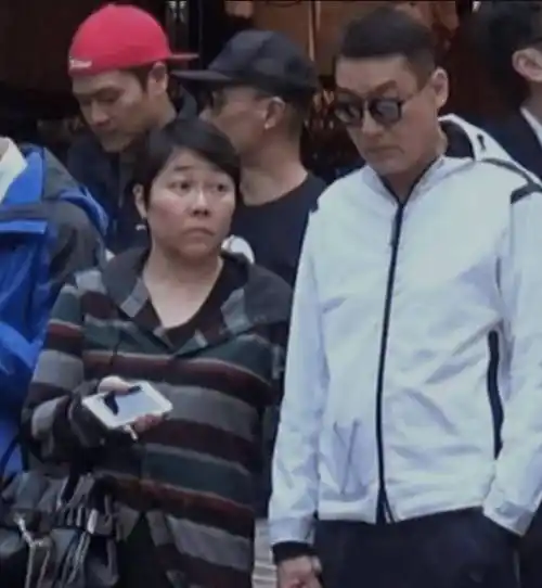 63岁梁家辉近况曝光,胡茬花白低调吃甜品,屈膝与小孩合影超贴心_路人