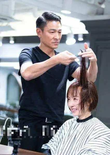 刘德华成名前是理发师,曾投资多家美发店,,上节目给鲁豫剪头发