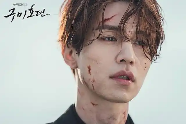 李栋旭头破血流还是帅!2020韩剧男主受伤照,玄彬根本像在拍画报