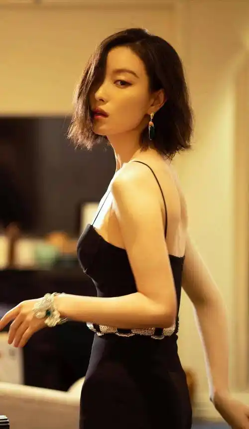倪妮黑色吊带裙写真拍摄!每一件都值得收藏!_照片_气质_演技