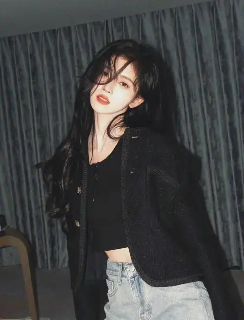 鞠婧祎 身穿黑色背心和黑色外套搭配牛仔裤,慵懒风十足的造型