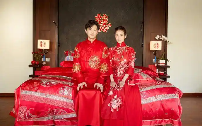 付辛博颖儿中式礼服甜美结婚照图片