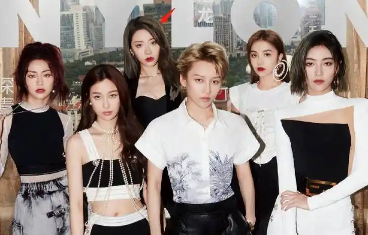 the9杂志封面出炉,成员各个又美又飒,喻言的站位却让人心疼_刘雨昕