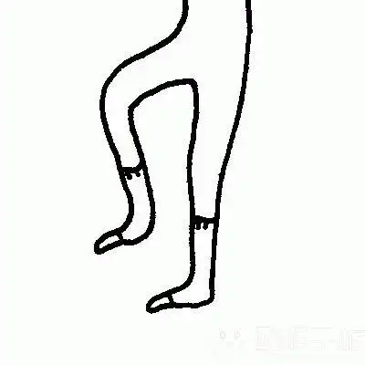 鬼步舞教学基础舞步基本动作3: 右脚放下,同时左脚后跟往里移,再次与