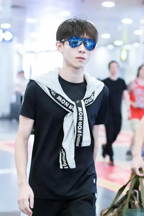 张一山花式耍酷现身机场这颜值丝毫不输邓伦啊