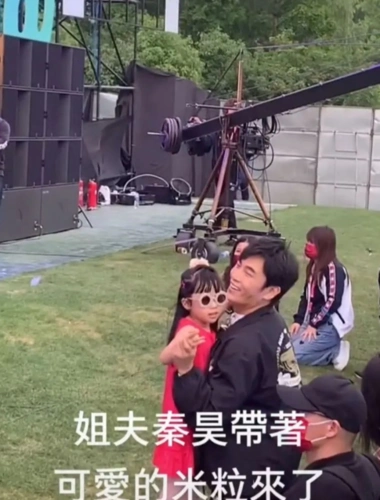 伊能静现身音乐节身穿短裙嗨翻全场秦昊带小米粒站台下