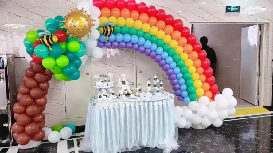 5日小朋友的12岁生日场景布置,获得全场观众赞扬包括酒店经理问电话谈