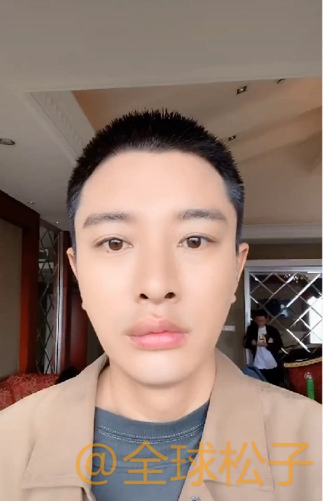 贾乃亮嘴唇被毒蚊子叮咬变"香肠",自我调侃称特别"性感"_周冬雨