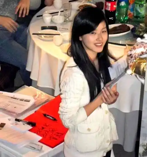 原创清华学长公开章泽天校园嫩照素颜皮肤超级好朴素打扮难掩气质