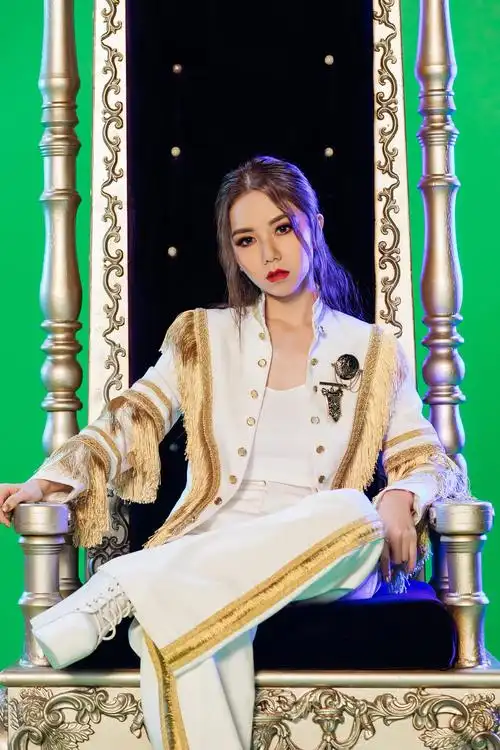 本名邓诗颖,1991年8月16日出生于上海市,中国香港流行乐女歌手,词曲