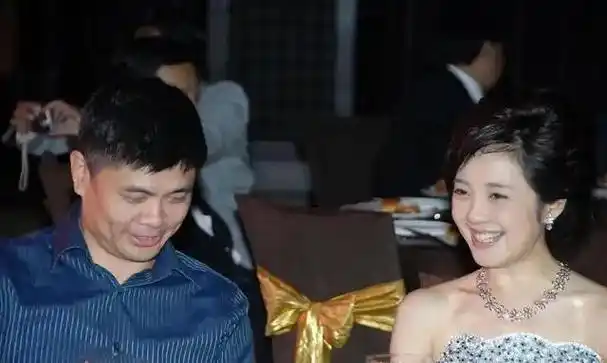 结婚19年,许戈辉和丈夫前妻的关系有点意思,他们如今怎么样了?