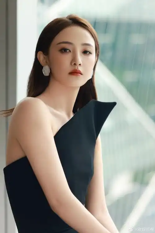 欢娱影视演员@吴佳怡_six今日出席第37届大众电影百花奖颁奖典礼.