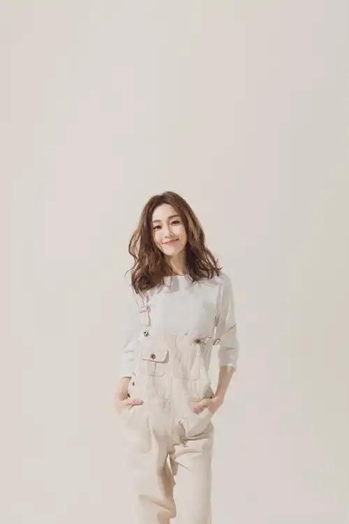 范玮琪写真大片曝光 知性优雅诠释不一样的浪漫