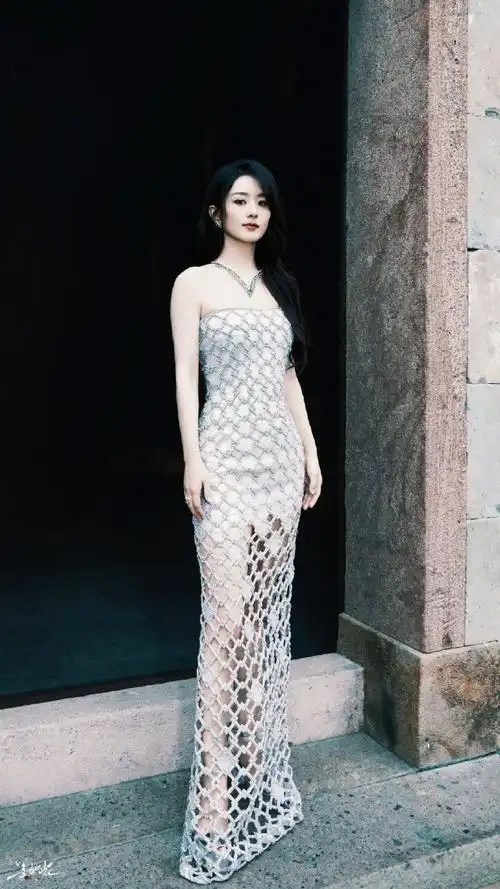 赵丽颖抹胸亮片高定裙##追风者导演带全剧组看无名