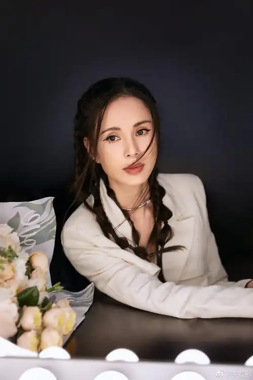 在这组照片中李若彤一改往日的优雅美丽的形象,化身酷炫潮流女神.