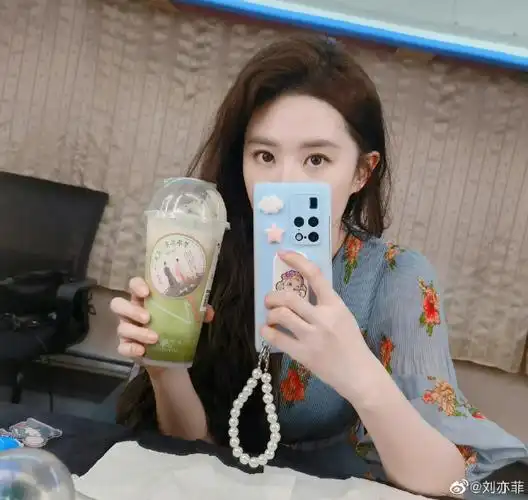 刘亦菲自拍水平二十年如一日