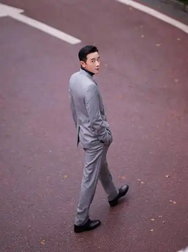 罗晋真是男性荷尔蒙爆棚了,穿灰西装搭黑毛衣,尽显男人儒雅风范